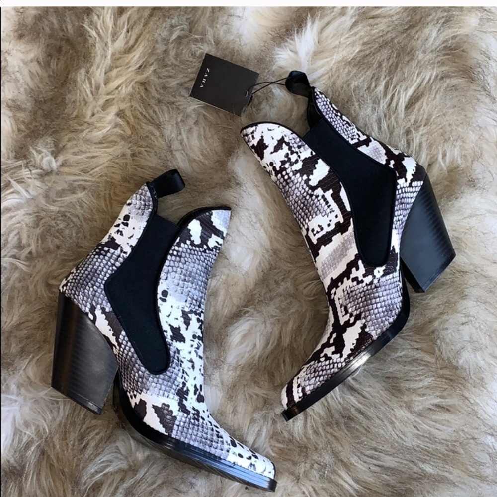 ✨NWT ZARA SNAKE SKIN WESTERN BOOTIE